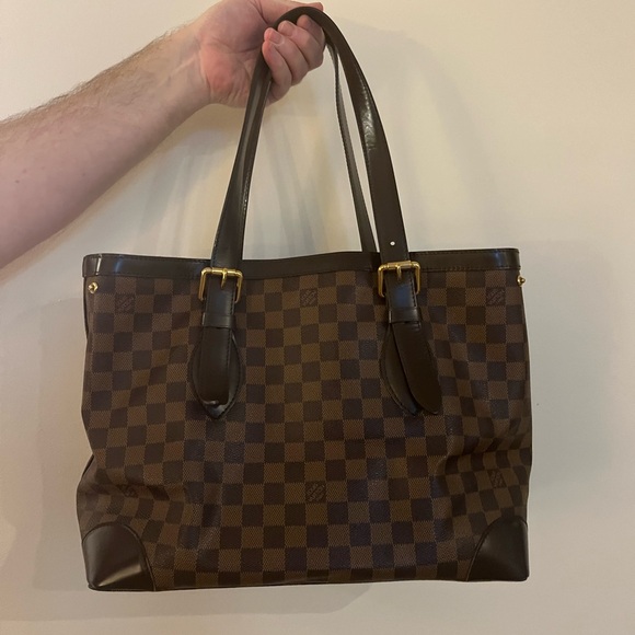 Authentic Louis Vuitton Damier Purse.  Purchased on a cruise line
Pre loved - Picture 4 of 10